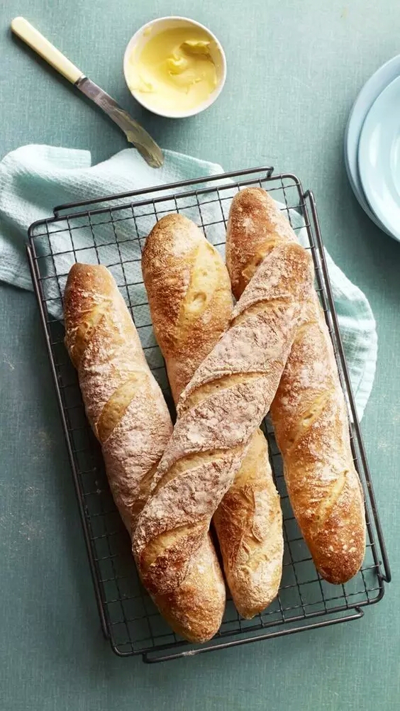 法国的长棍面包 ( baguette ) 这是一种最传统的法式面包.