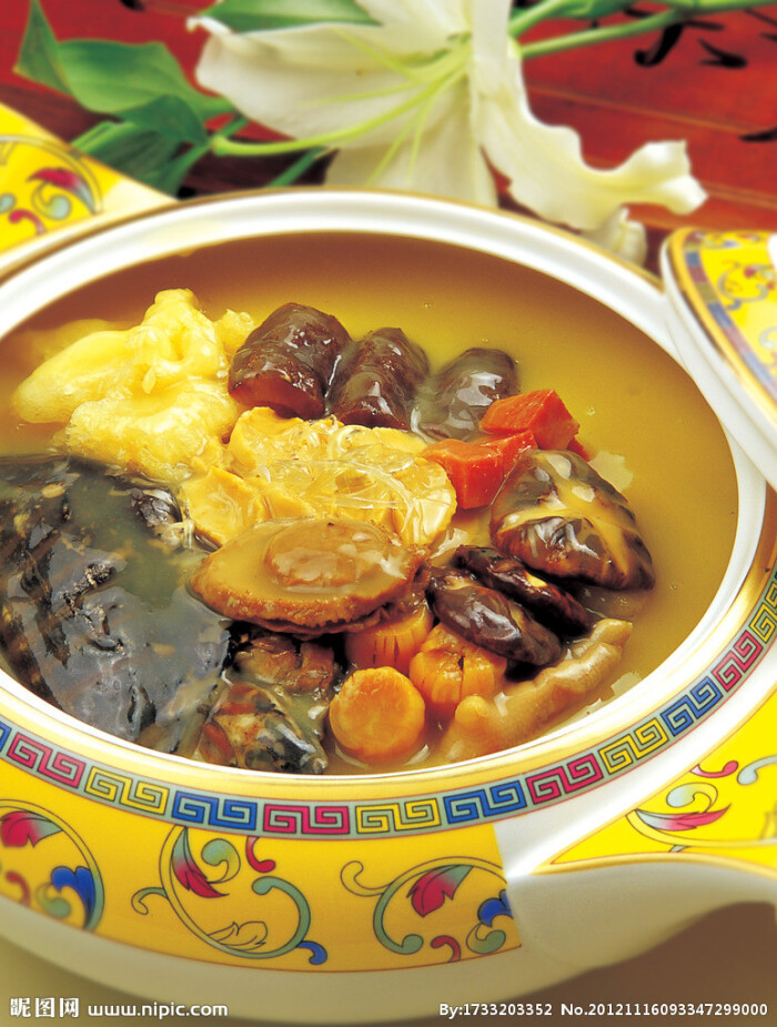 佛跳墙菜的原料有几十种之多:海参,鲍鱼,鱼翅,干贝,鱼唇,鳖裙,鹿筋,鸽