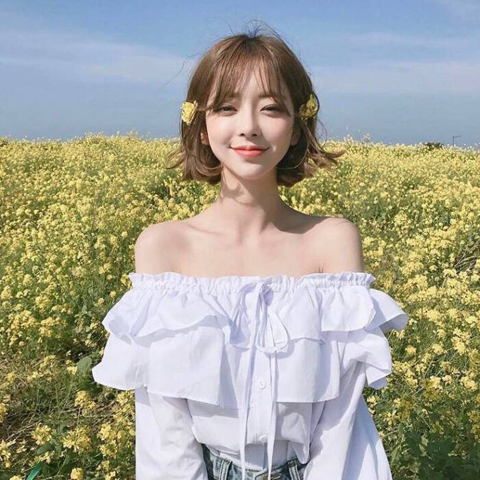 "风吹散花瓣 才闻见花香人已走远 才望时光复还 都太晚"女生头像
