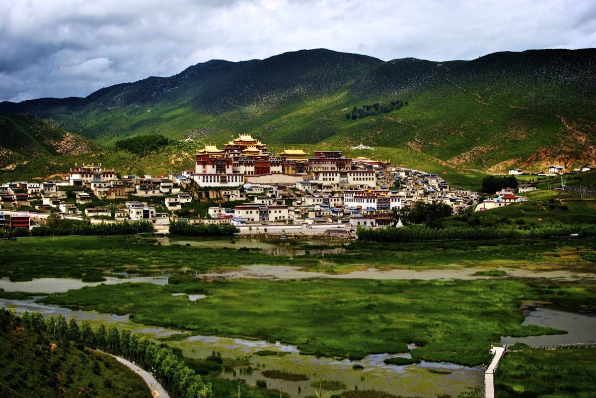 松赞林寺又称归化寺,距中甸县城5公里.