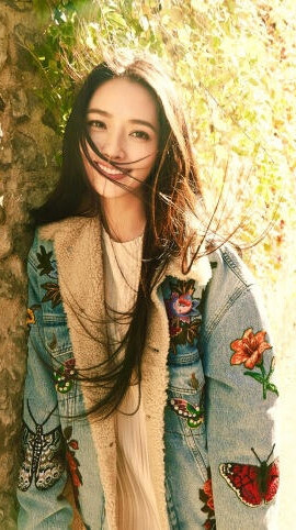 【郭碧婷暖调写真置身花园 明媚动人如精灵…