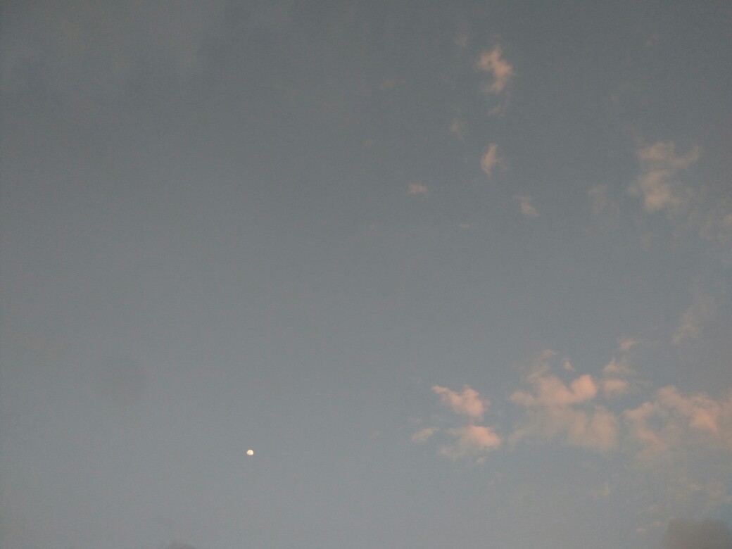 天空~半个月亮 好美