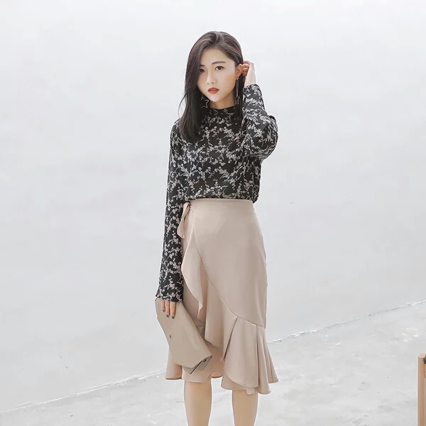 黑色碎花上衣 杏色半身裙