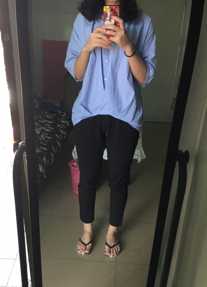 蓝色条纹衬衫+黑长裤(小脚西裤或者热风舒…-