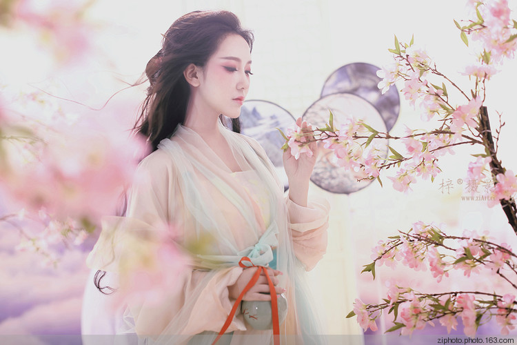 古风摄影·青丘白浅 轻落,一点一点消融.遥望中,一丝一丝心痛.