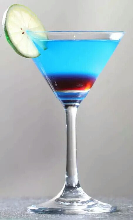 摇荡后,倒入杯中加满汤尼汽水,最后再将蓝色柑香酒慢慢倒入杯底