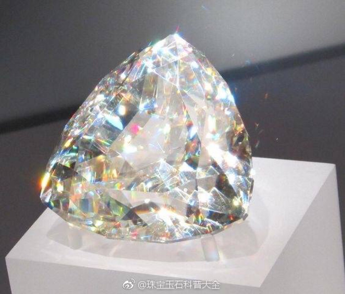 (royal ontario museum)里面世界上最大的白铅矿 cerussite 刻面宝石