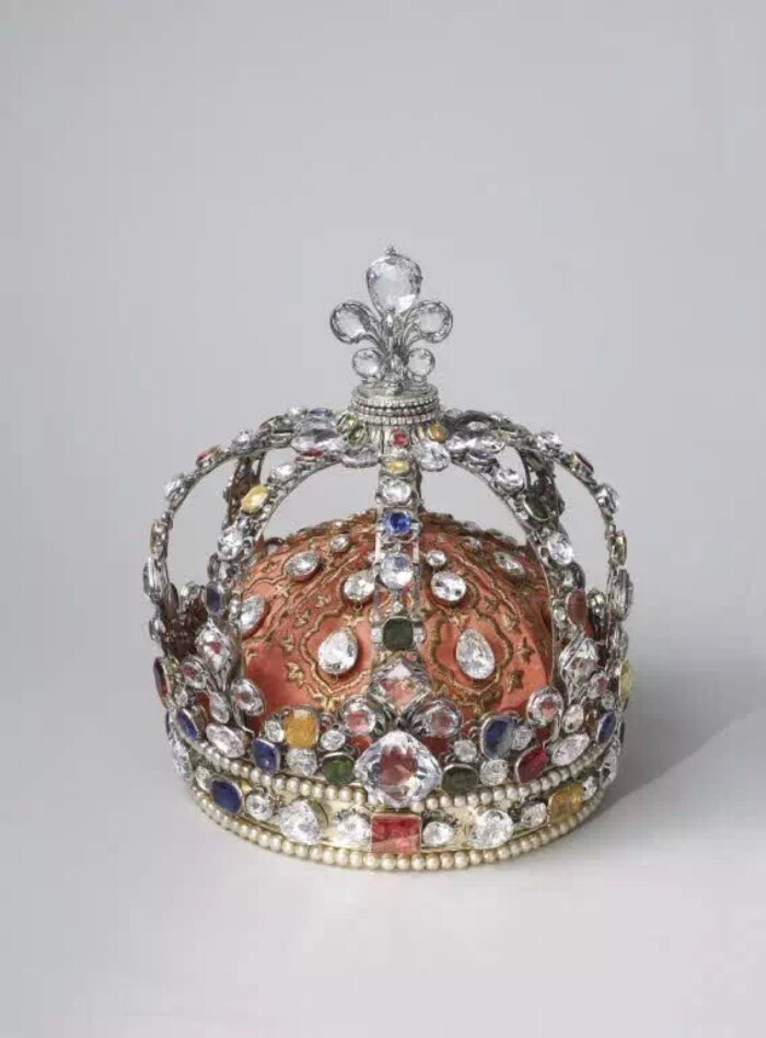 路易十五王冠是法国旧王朝仅存的王室王冠,然而就从这一顶王冠上我们