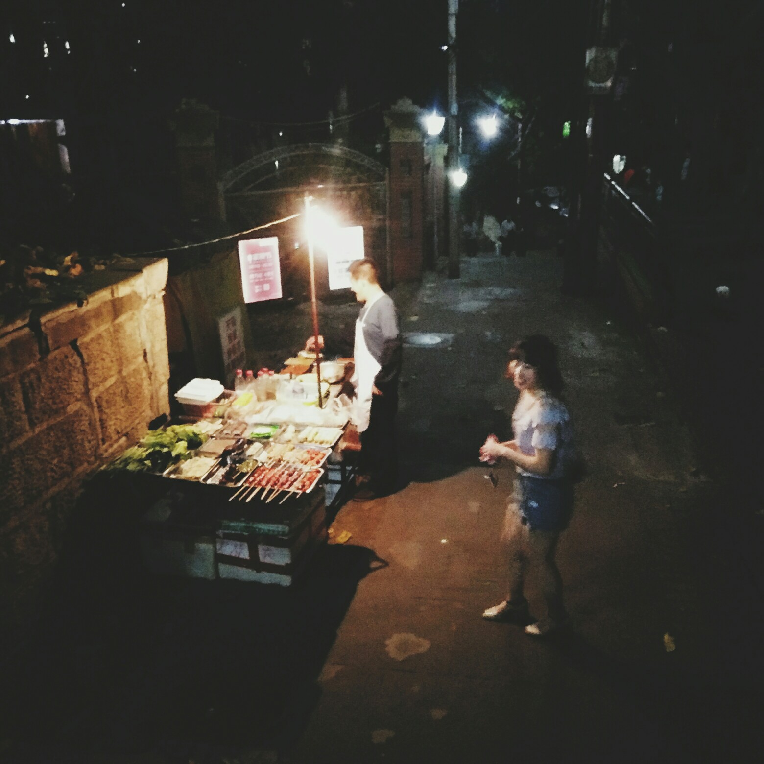 夜晚的烧烤摊