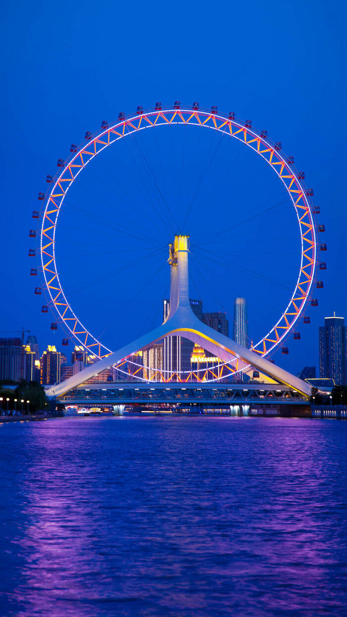 【天津之眼】天津之眼是世界上唯一建在桥上的摩天轮,是天津的地标之