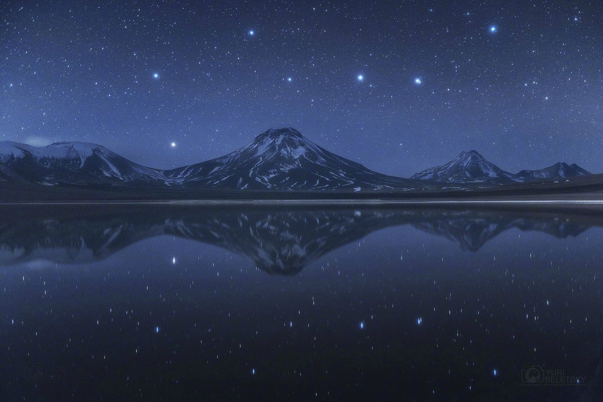 智利火山上空和湖面倒影的北斗七星,北斗七星是大熊星座的一部分,下图
