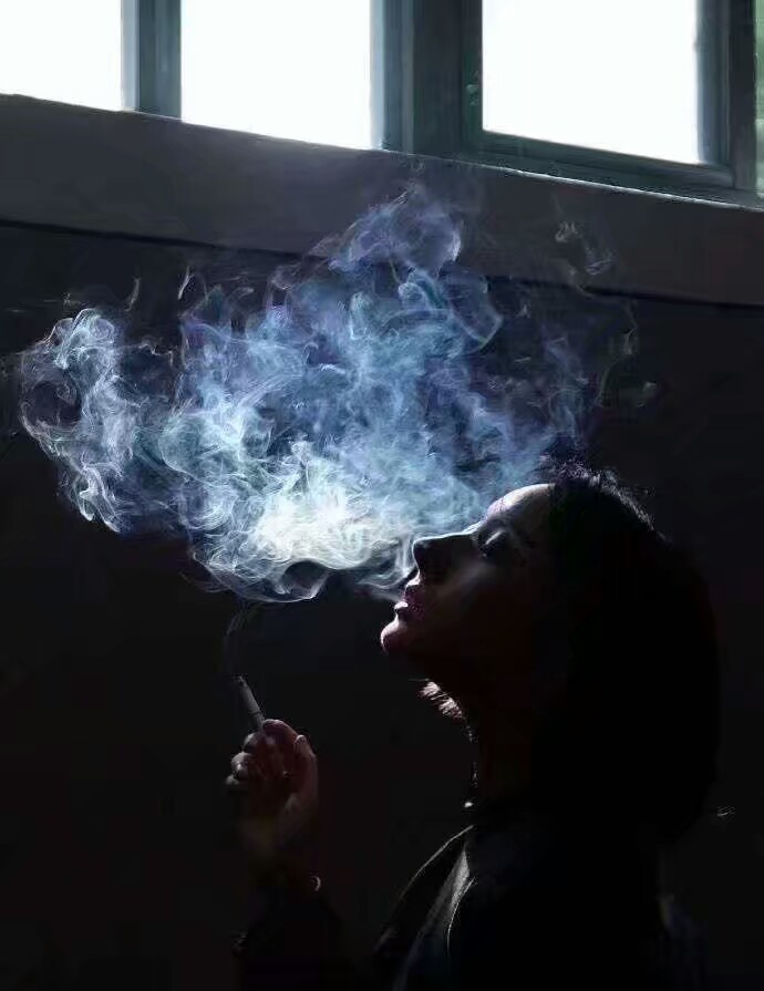 女头 烟