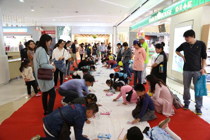 玩偶大师携手青岛银座举办'偶的儿童节玩偶展'之5.6百人百米绘画活动