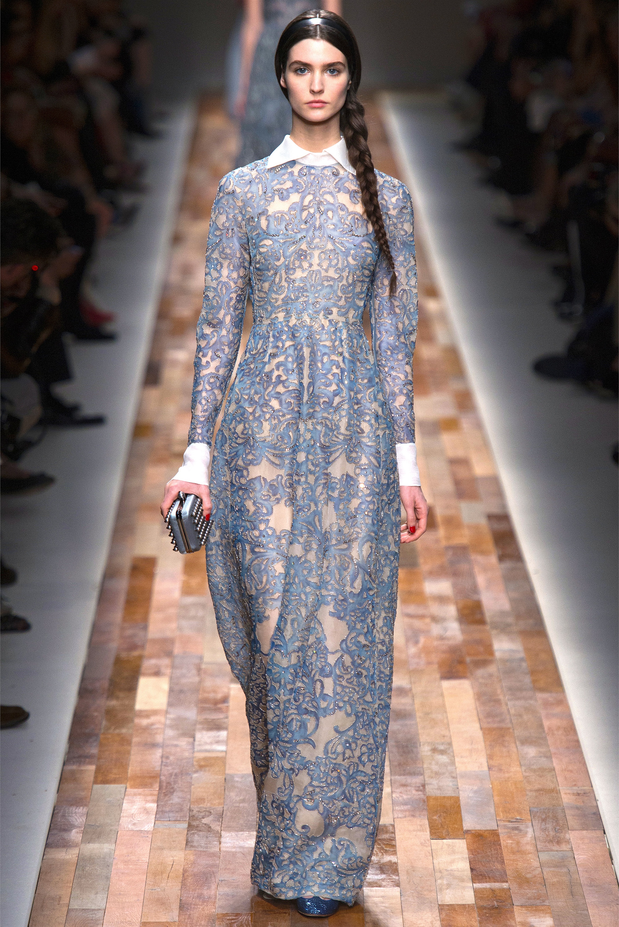 (华伦天奴)于巴黎时装周发布 2013秋冬高级成衣系列 演绎蕾丝风情