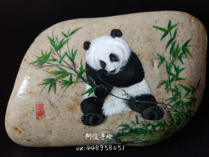 手绘石头画《熊猫》