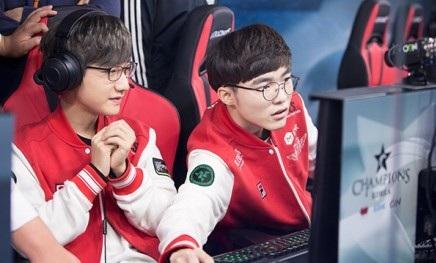 skt t1中单 faker和小花生