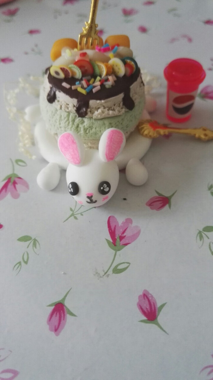 原创粘土纸粘土甜点和粘土兔子盘子