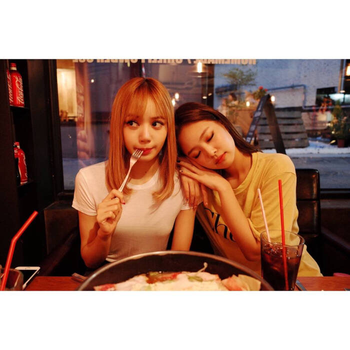 blackpink lisa &jennie