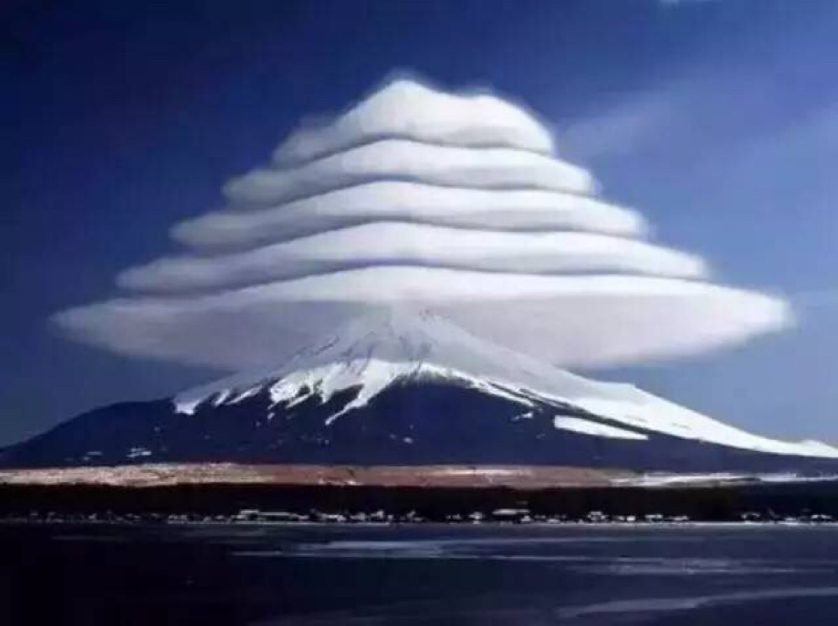 富士山顶端重重叠叠的云层