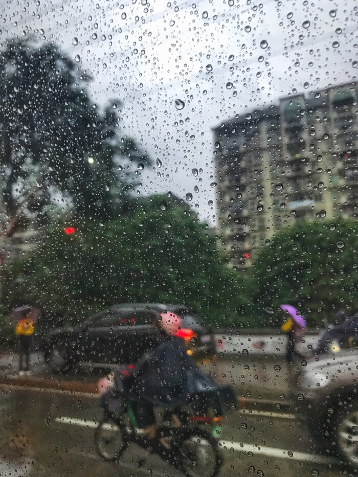 雨天 下班 车窗外