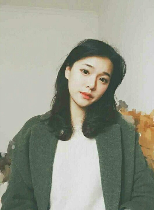 橄榄绿 女生 微侧脸