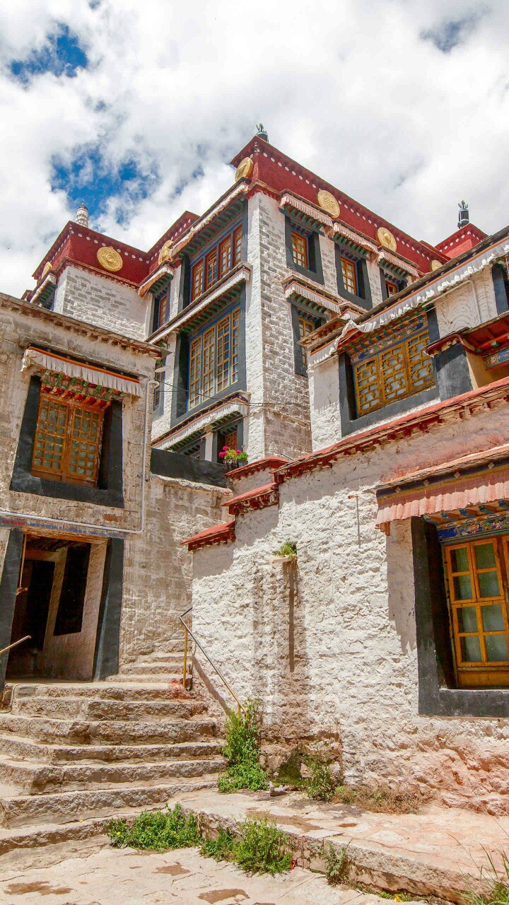 藏族民居普遍是具有土木结构的平顶式建筑,这使得建筑内部冬暖夏凉