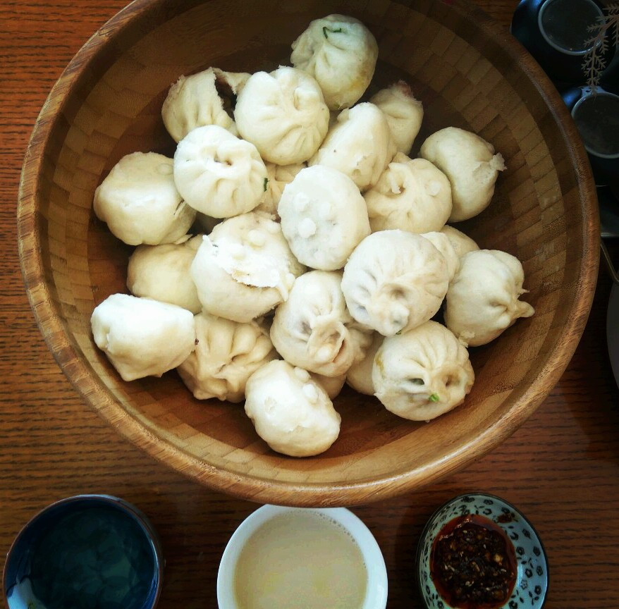 藏族同学家里自己作的牦牛肉包子,酥油茶,清茶,还有藏式辣椒