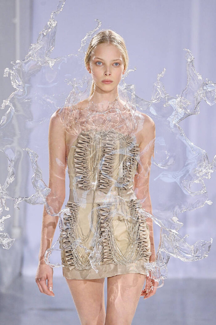 tanya dziahileva iris van herpen couture fall 2011