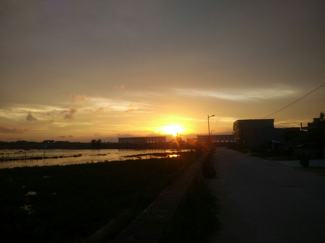 小村,溪边,夏日夕阳