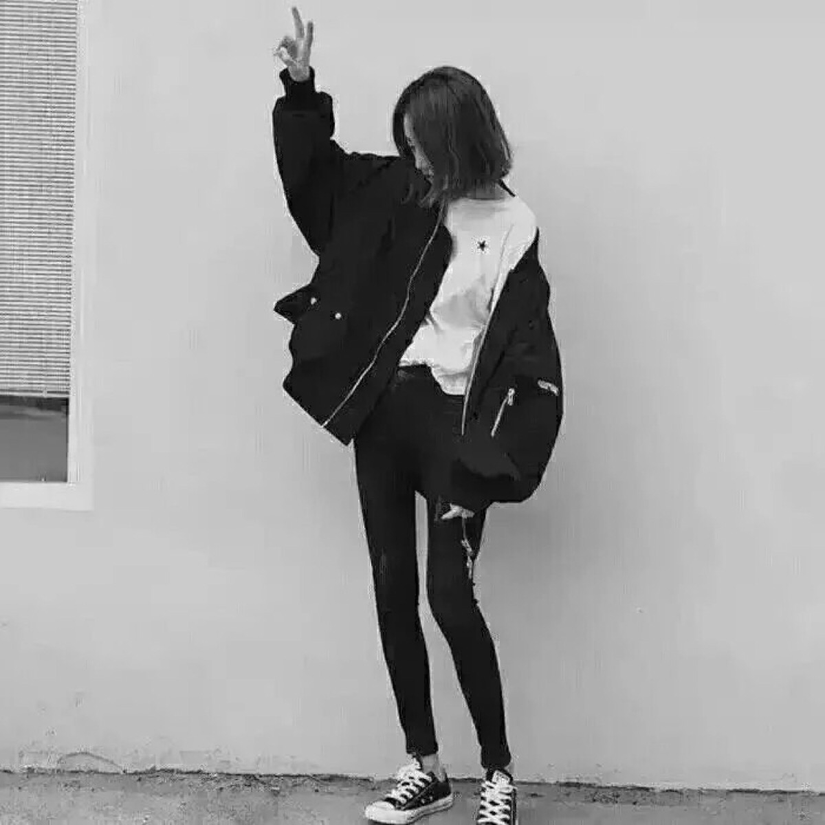 真人 女 头像 黑白 帅气
