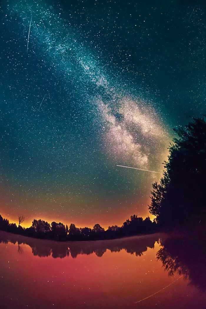 星空中银河与极光的唯美夜景图片