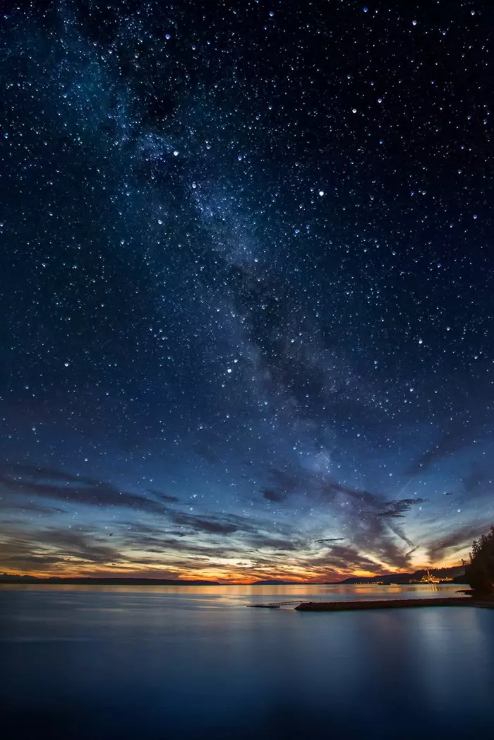 星空中银河与极光的唯美夜景图片银河只在晴天夜晚可见,是由无数暗星