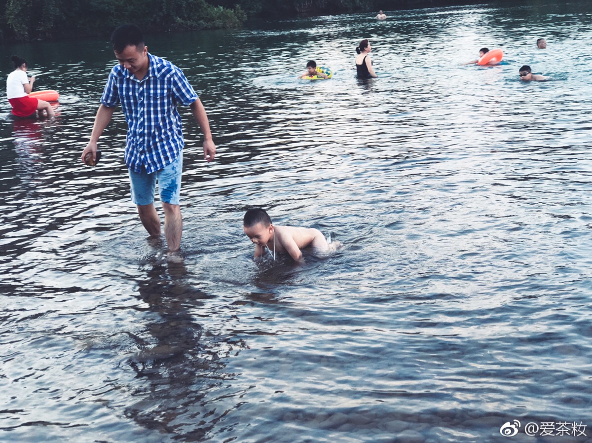 好像夏天,才刚刚开始…那么爱玩水,那就扔到河里玩个够!