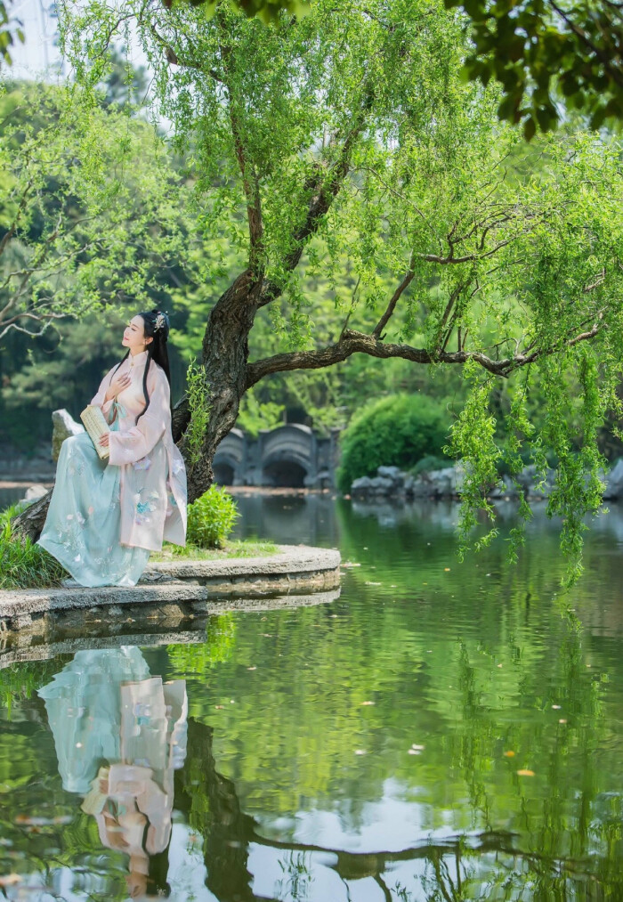 蔌蔌清香细.梅雨过,萍风起.情随湘水远.梦绕吴峰翠.琴书倦.