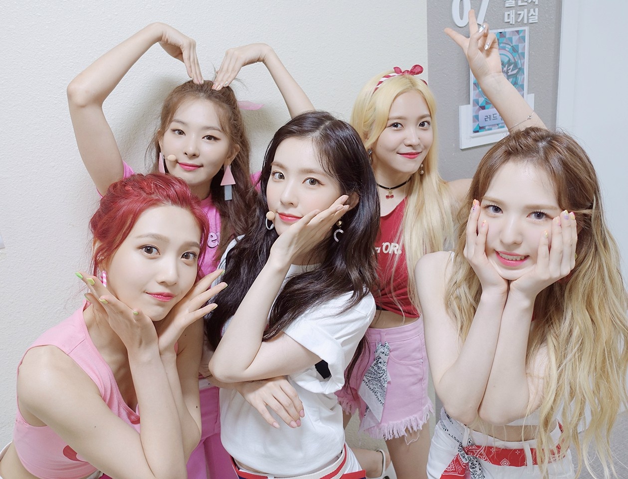 red velvet 孙承欢wendy 裴珠泫irene 金艺琳yeri 朴秀荣joy 姜涩琪