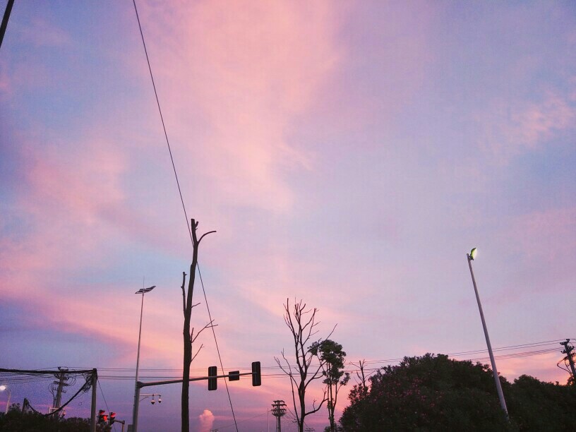 傍晚 夕阳 晚霞 下的十字路口 橙红中带着粉 夕阳西下,断肠人在天涯