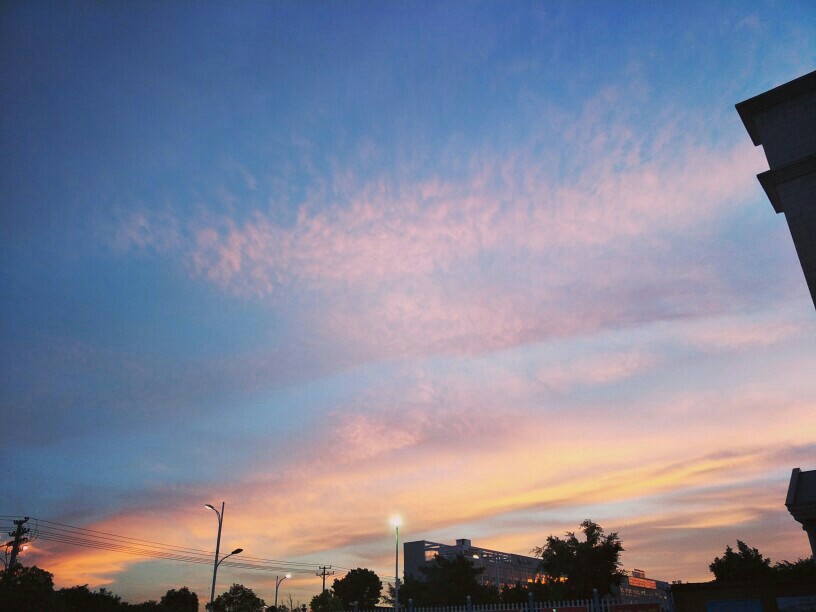 傍晚 天很蓝 夕阳 晚霞 下的十字路口 橙红中带着粉 夕阳西下,断肠人