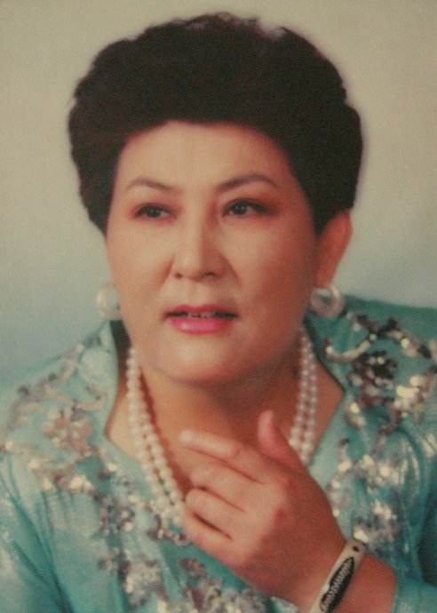 德德玛,中国蒙古族女中音歌唱家.1947年出生在内蒙古额齐纳旗.