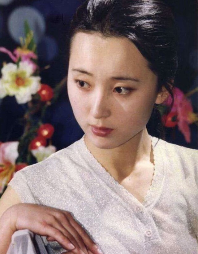陈晓旭1984年参演央视电视剧《红楼梦》并在该剧中饰演林黛玉一角.