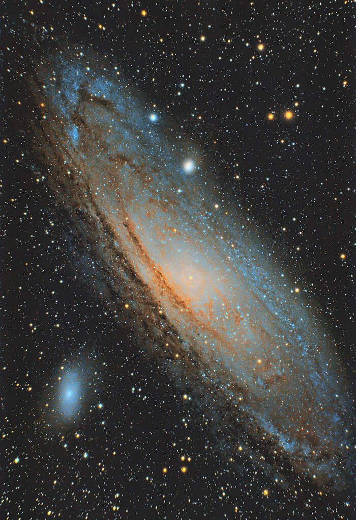 m32(ngc 221)在m31核心的南面,是一个小的,圆的非常密集的椭圆星系.