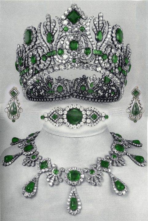 王冠由22颗大祖母绿宝石,57颗小祖母绿宝石和1068颗钻石组成……项链