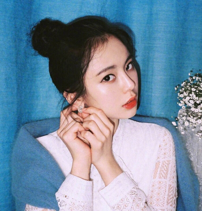 丸子头 耳钉 美妆 女生头像