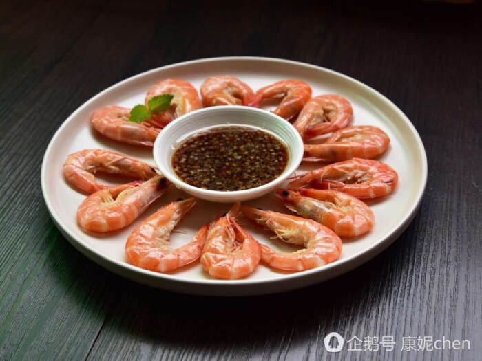 原汁原味蒸虾* 【材料】鲜虾 300克蒜 1个海味点蘸鲜露 15毫升【做法
