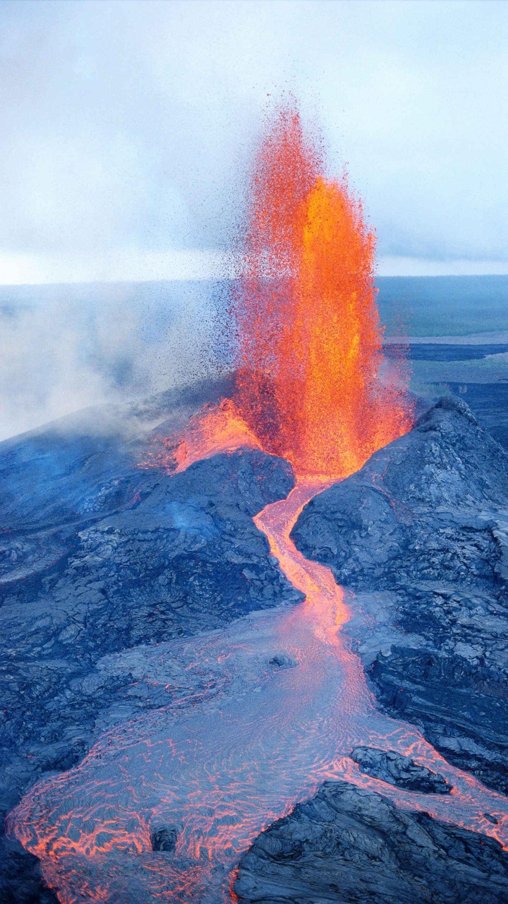 火山猛烈的喷发不断地改变周围的景观,熔岩流揭示了奇妙的地质构造