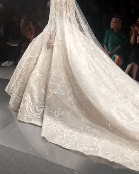 ziad nakad 2017年高定时装周上的这件超梦幻奢华的白色婚纱,女孩们都