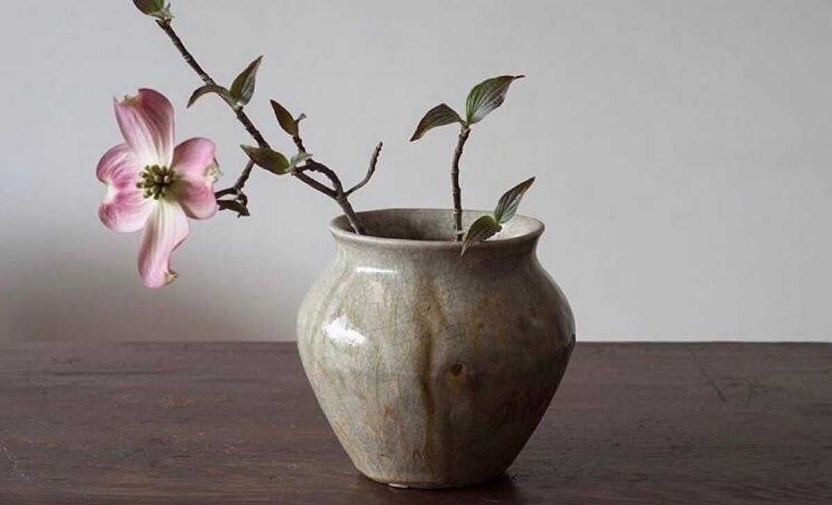 花器是日本女陶艺家岩田智子擅长的陶艺主题,但器形却不拘泥于传统的