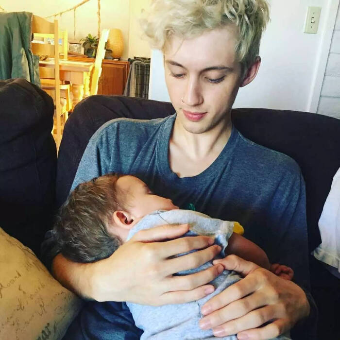 troye sivan 哈哈哈散发着母性的光辉这是戳爷男友姐姐的孩子表乱想