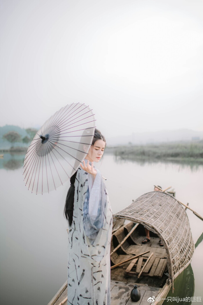 倚楼听风雨,淡看江湖路.