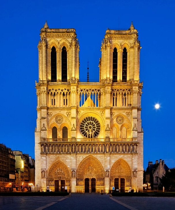 巴黎圣母院大教堂位于法国巴黎,是当地最具代表性的建筑