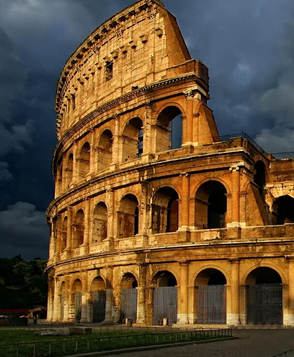 宏伟壮观的罗马斗兽场,是意大利的代表建筑,也是古罗马文明的象征